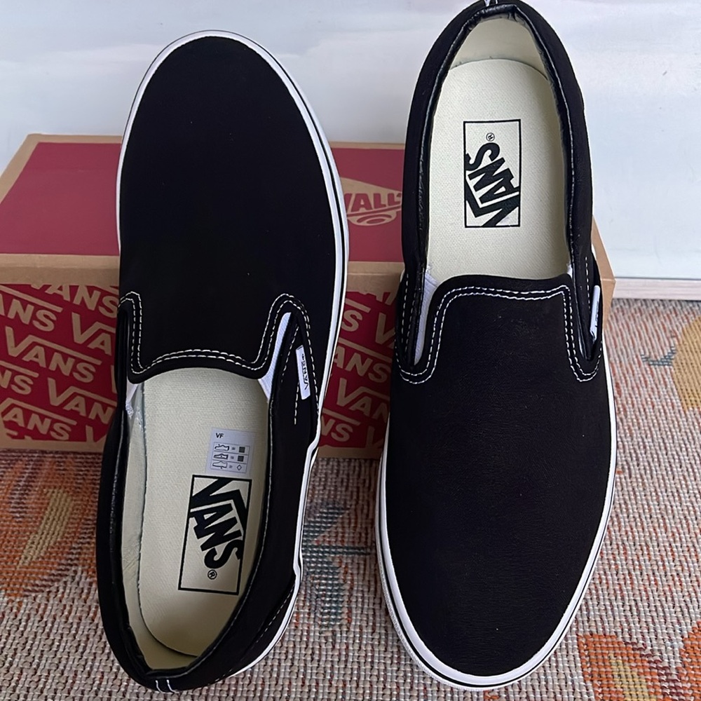 Vans WMNS Classic Slip-On
Black
VN000EYEBLK
Sneakers - Picture 12 of 16